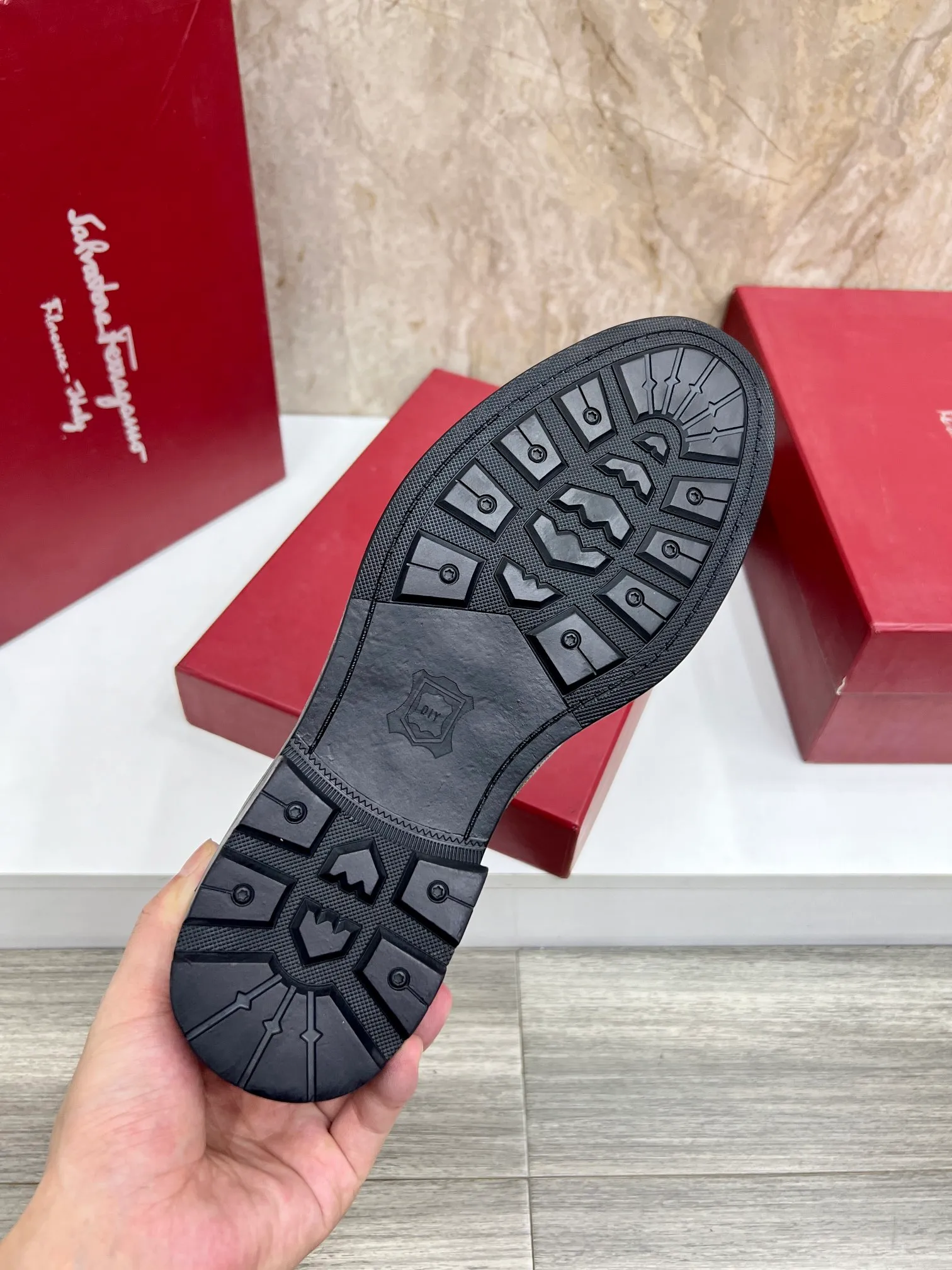 Original order quality: Men's shoes 💰700 Brand: Ferragamo (Ferragamo) One size larger: Men's size 38-44 (45 customized) Grade: Same style as the official website High-end men's shoes Material: Original cowhide, cowhide lining, original outsole Style category: Chelsea men's boots Fashion trend Color: Actual picture
